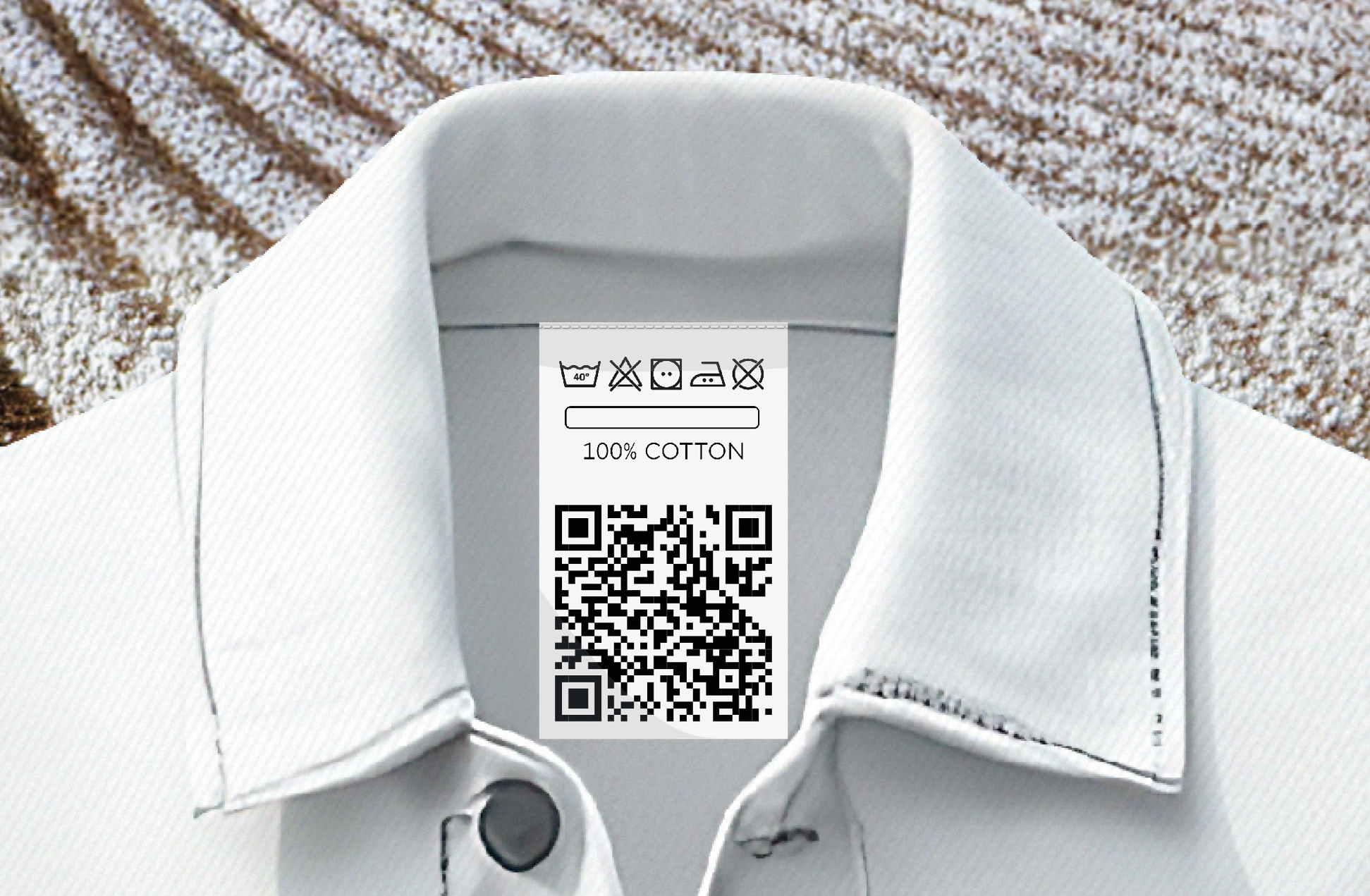 „Weiße Baumwollfelder mit nachhaltigem Kreislauf-Symbol und Nahaufnahme eines weißen Hemdkragens mit Digitalem Produktpass auf dem Pflegeetikett.“