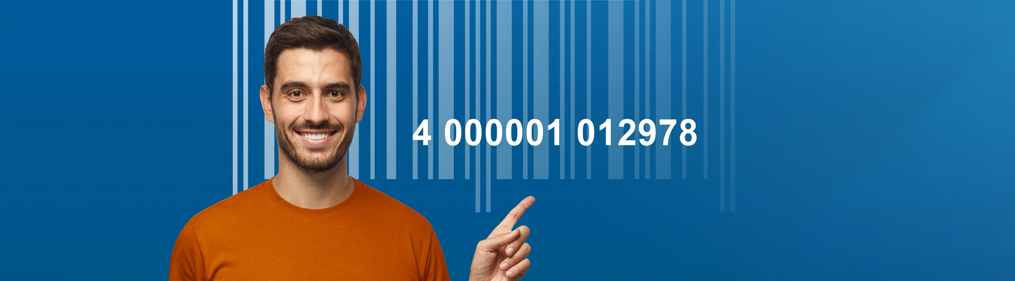 „Person zeigt vor blauem Barcode‑Hintergrund auf eine Zahlenfolge.“
