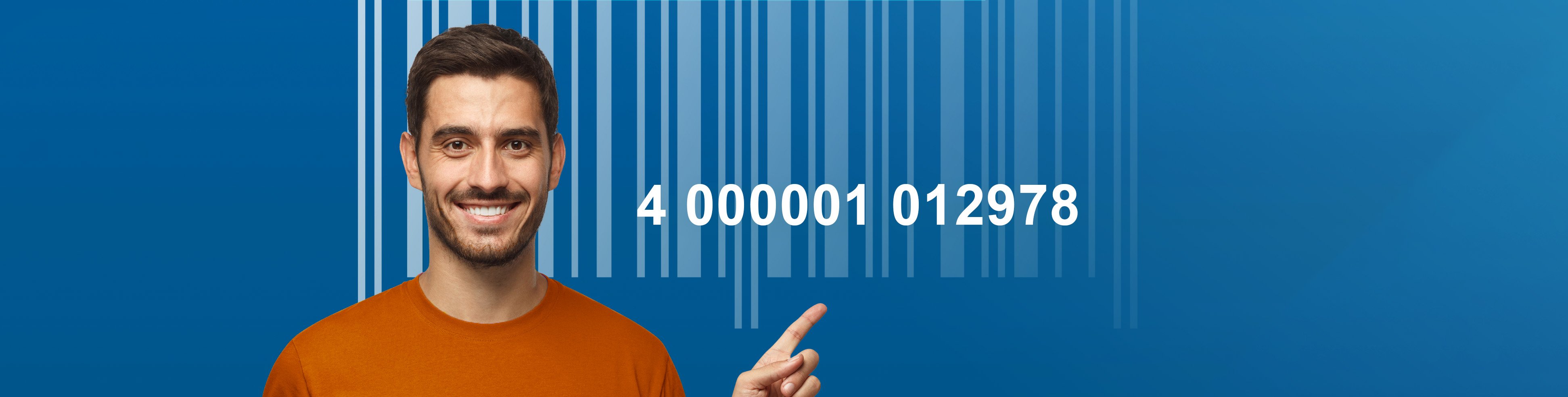 „Person zeigt vor blauem Barcode‑Hintergrund auf eine Zahlenfolge.“