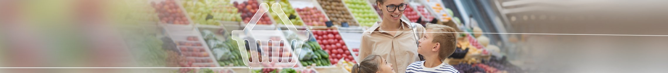 Zur Darstellung des Category Management Trainings wird eine Frau mit zwei Kindern in der Frischeabteilung eines Supermarktes gezeigt