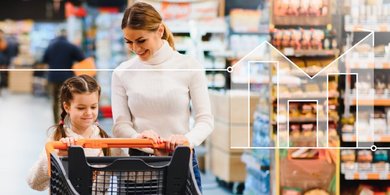 Frau beim Kassiervorgang im Supermarkt