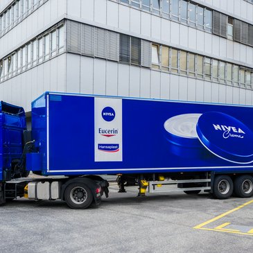 Blockchain-Blog: Beiersdorf Manufacturing - blauer LKW mit Beiersdorfprodukten