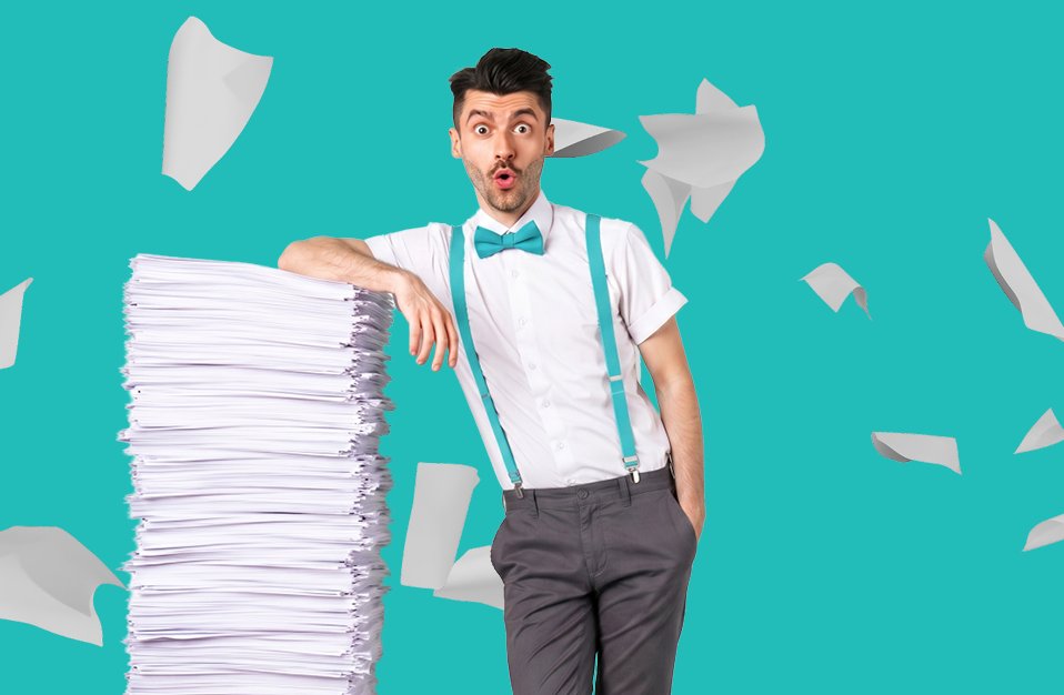 Ein Mann im weißen Hemd lehnt sich auf einen Papierstapel ab, GS1 EXCHANGE: E-Rechnung 2026