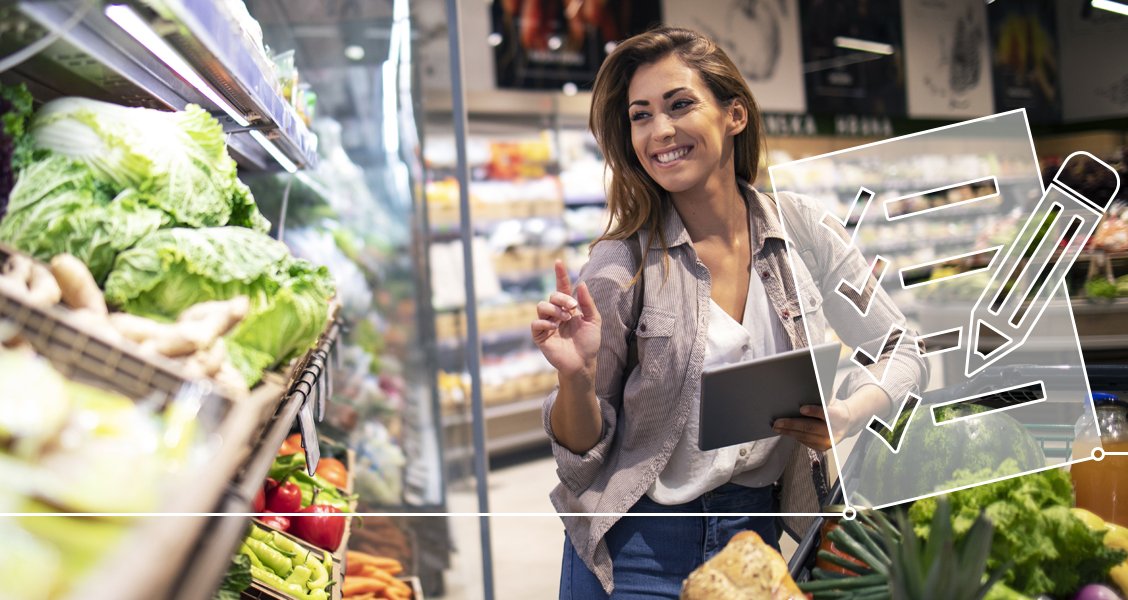 Zur Darstellung des Shopper Insights Trainings zeigt das Bild eine junge Frau, die mit einem Tablet in der Hand vor einem Regal in der Frischeabteilung eines Supermarktes steht