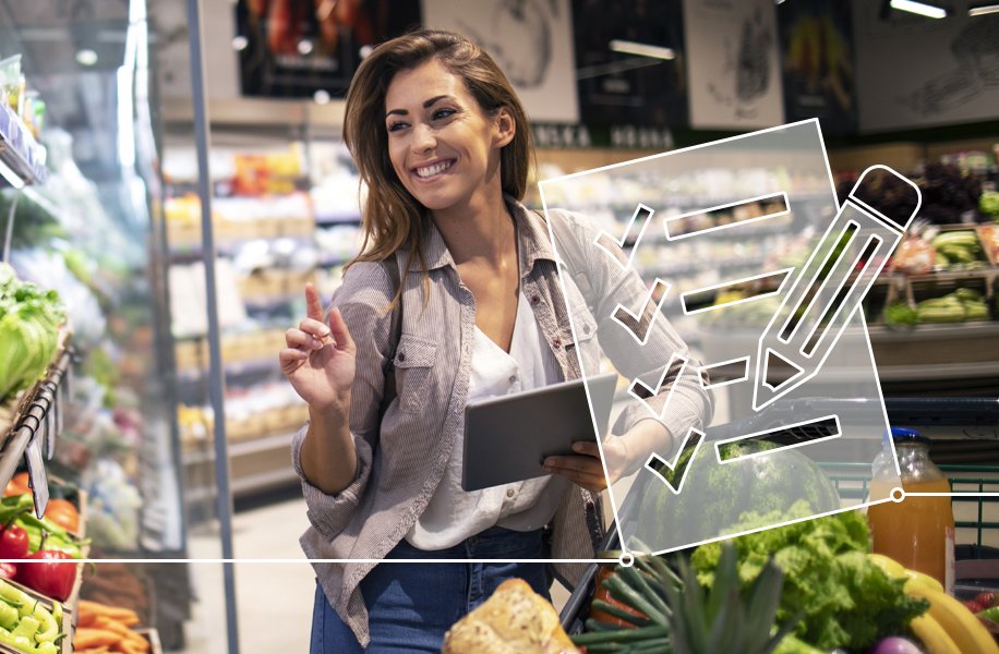 Zur Darstellung des Shopper Insights Trainings zeigt das Bild eine junge Frau, die mit einem Tablet in der Hand vor einem Regal in der Frischeabteilung eines Supermarktes steht