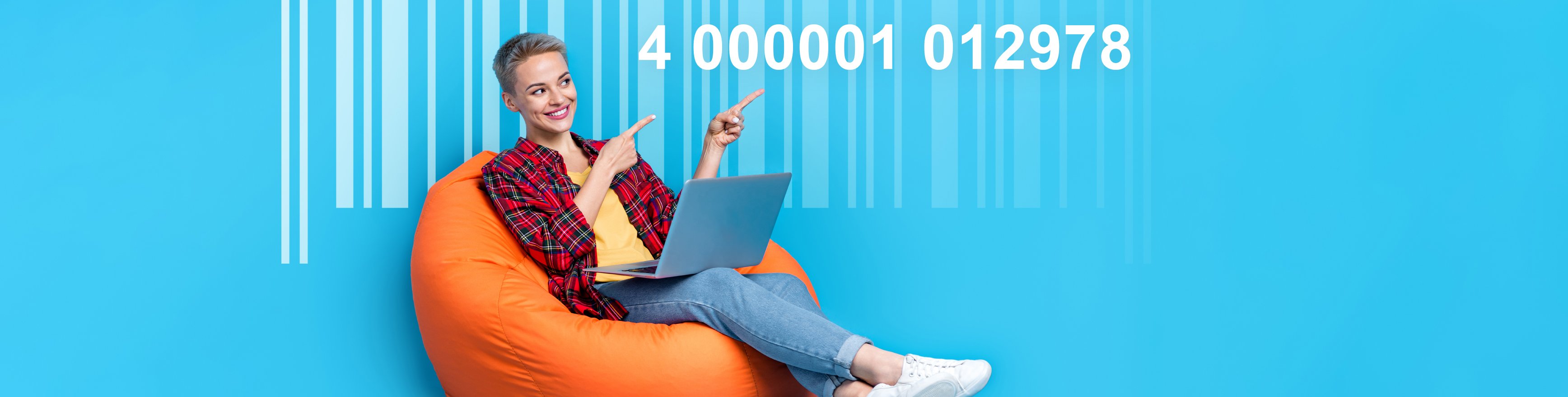 „Person sitzt mit Laptop auf einem Sitzsack vor blauem Hintergrund mit großem Barcode und GTIN‑Nummer.“