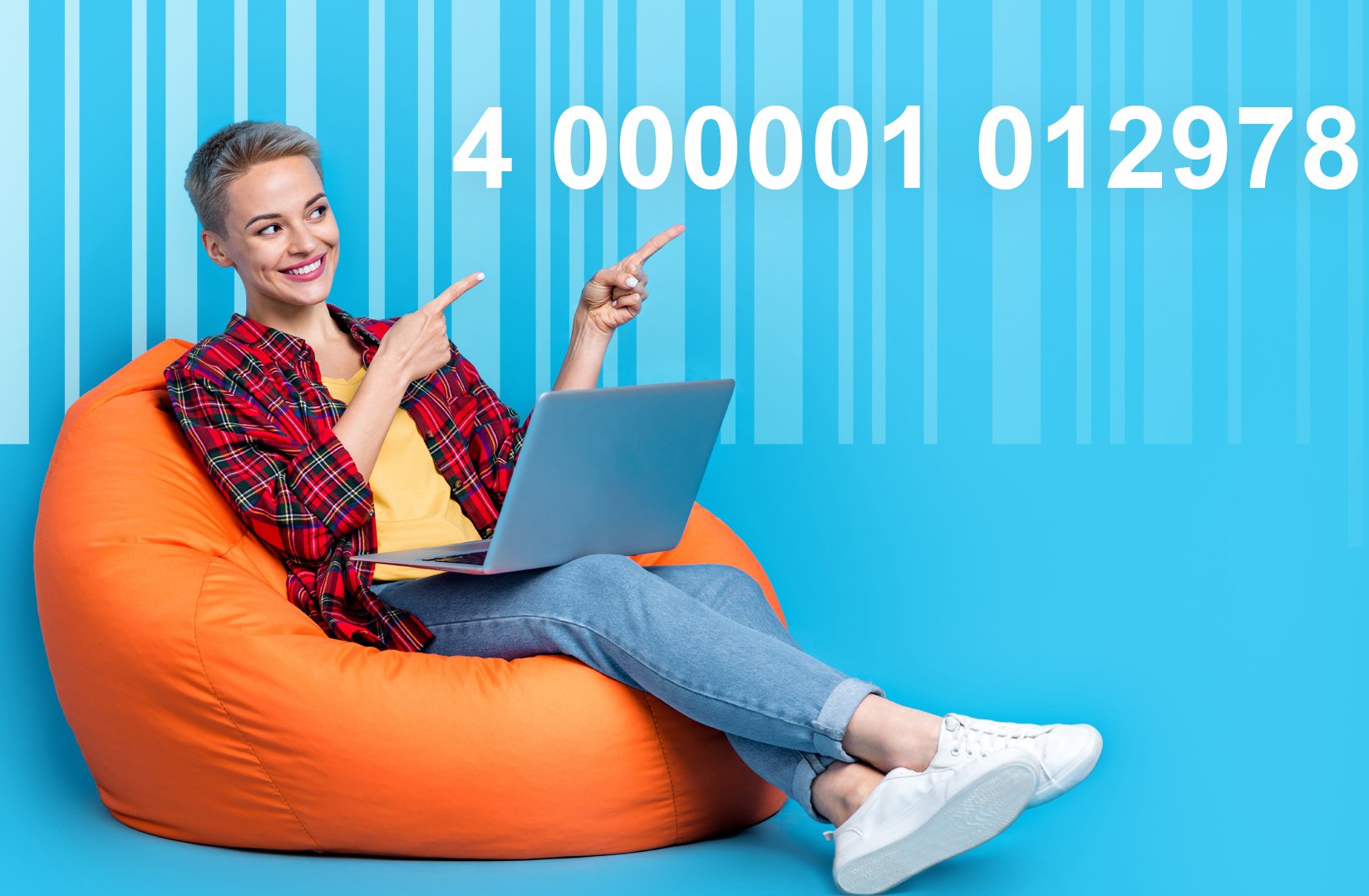 „Person sitzt mit Laptop auf einem Sitzsack vor blauem Hintergrund mit großem Barcode und GTIN‑Nummer.“