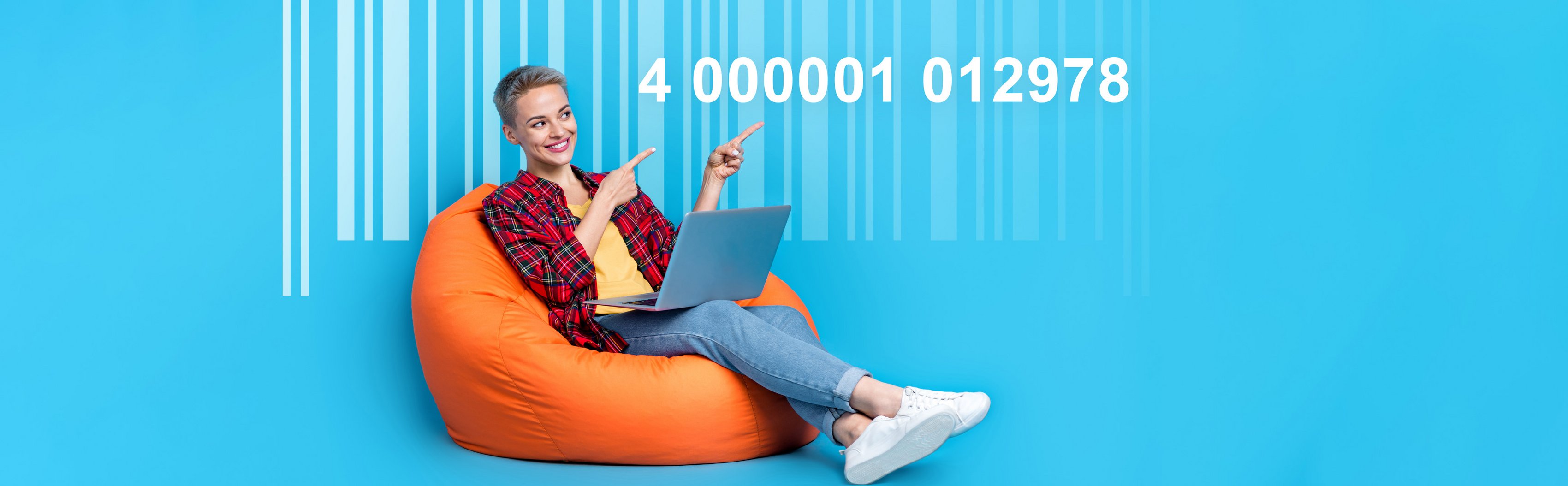 „Person sitzt mit Laptop auf einem Sitzsack vor blauem Hintergrund mit großem Barcode und GTIN‑Nummer.“