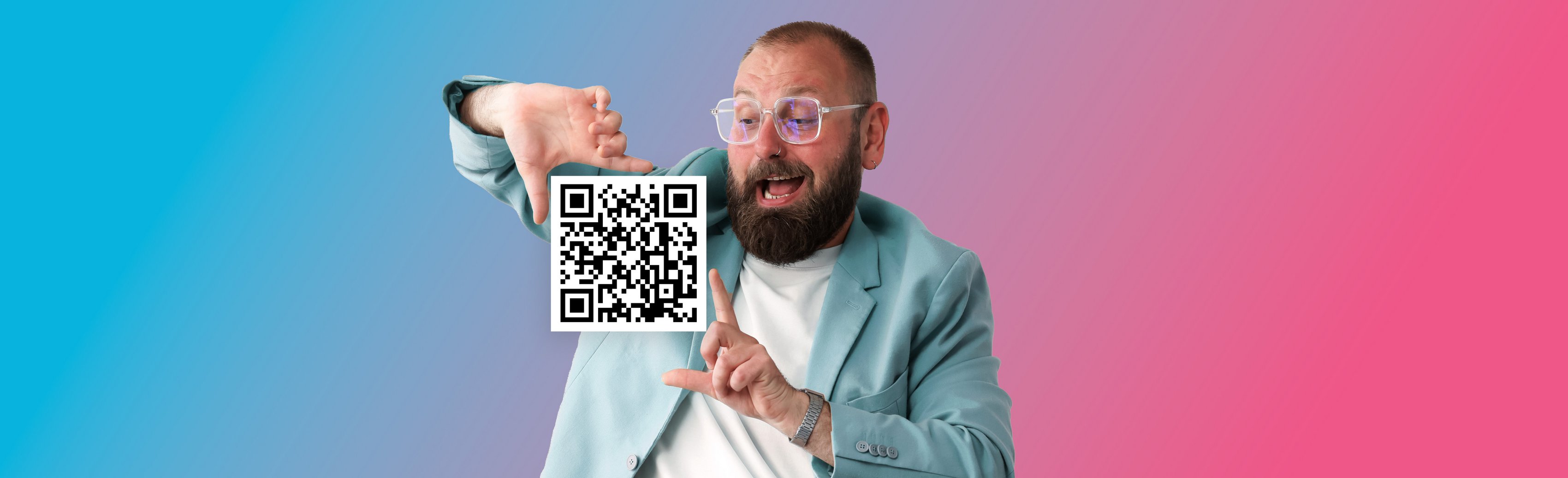 „Eine Person mit Brille und hellblauem Blazer hält einen QR-Code vor einem blau-pinken Farbverlauf-Hintergrund in die Kamera.“