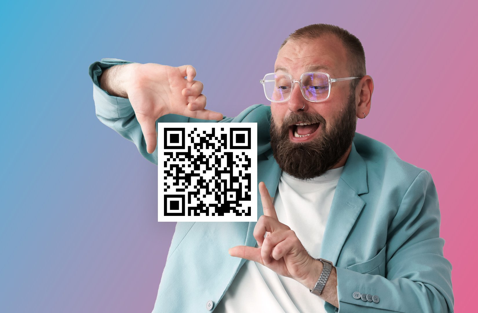 „Eine Person mit Brille und hellblauem Blazer hält einen QR-Code vor einem blau-pinken Farbverlauf-Hintergrund in die Kamera.“