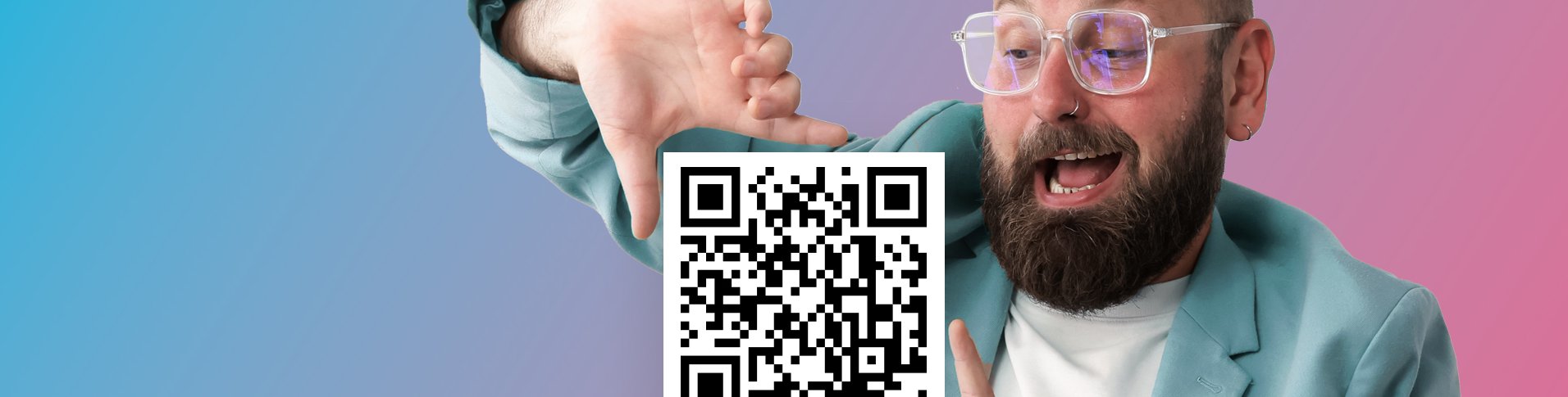 „Eine Person mit Brille und hellblauem Blazer hält einen QR-Code vor einem blau-pinken Farbverlauf-Hintergrund in die Kamera.“