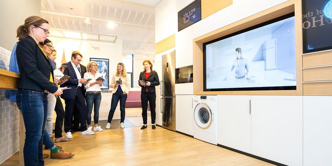 Fotografie Shopper Experience - Eine Gruppe von Personen steht in der digitalen Küche