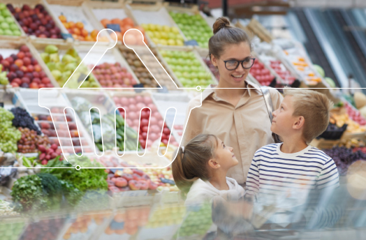 Zur Darstellung des Category Management Trainings wird eine Frau mit zwei Kindern in der Frischeabteilung eines Supermarktes gezeigt